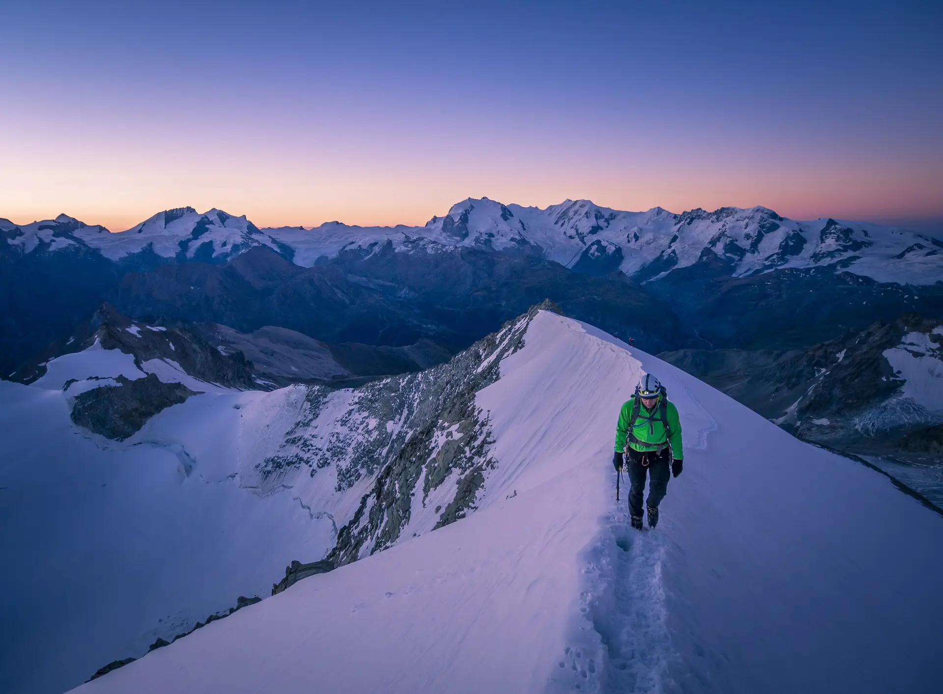 Hochtour im Wallis: Wanderer auf Schneebedeckten Gipfeln | © DAV/Silvan Metz