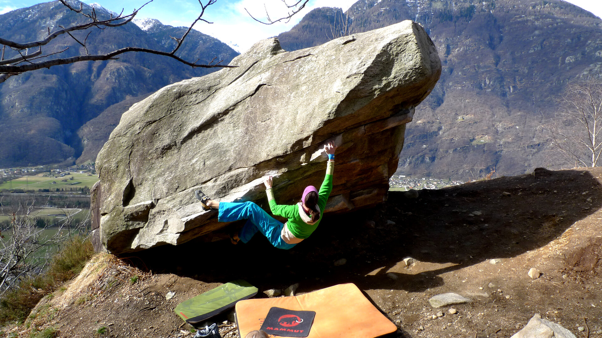 Bouldern am Fels | © DAV/Matthias Keller Ein Mann klettert an einem Boulderfelsen in Cresciano | © DAV/Matthias Keller